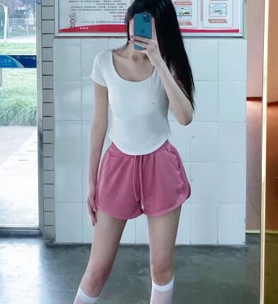 粉红色短裤配什么短袖好看？7种时尚搭配方案推荐-美派服饰网(图1)