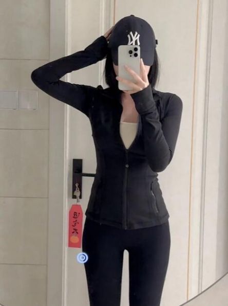 短发女生服装搭配指南:8种风格展现时尚魅力-美派服饰网(图5) 短发女生服装搭配指南:8种风格展现时尚魅力-美派服饰网(图5)