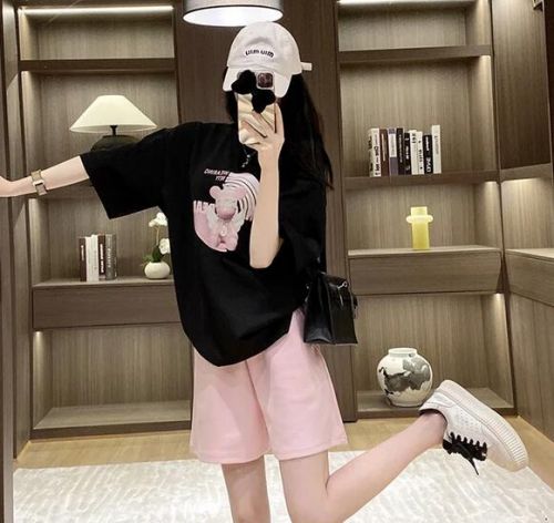 粉红色短裤配什么短袖好看？7种时尚搭配方案推荐-美派服饰网(图3)