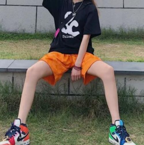 橙色短裤搭配什么颜色T恤好看 7种时尚配色方案推荐-美派服饰网(图2) 橙色短裤搭配什么颜色T恤好看 7种时尚配色方案推荐-美派服饰网(图2)