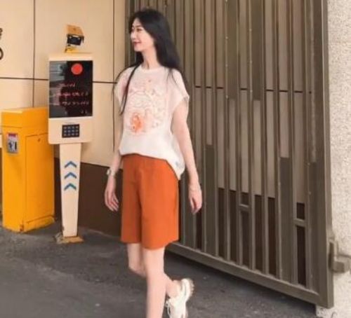 橙色短裤搭配什么颜色T恤好看 7种时尚配色方案推荐-美派服饰网(图4) 橙色短裤搭配什么颜色T恤好看 7种时尚配色方案推荐-美派服饰网(图4)