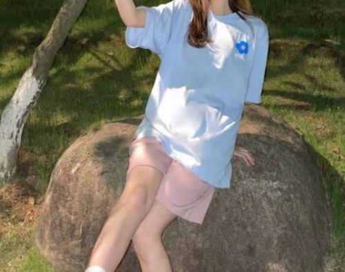 粉红色短裤配什么短袖好看？7种时尚搭配方案推荐-美派服饰网(图4)