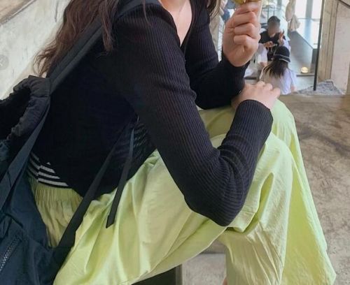 翠绿色裤子配什么颜色上衣最时尚-美派服饰网(图4)