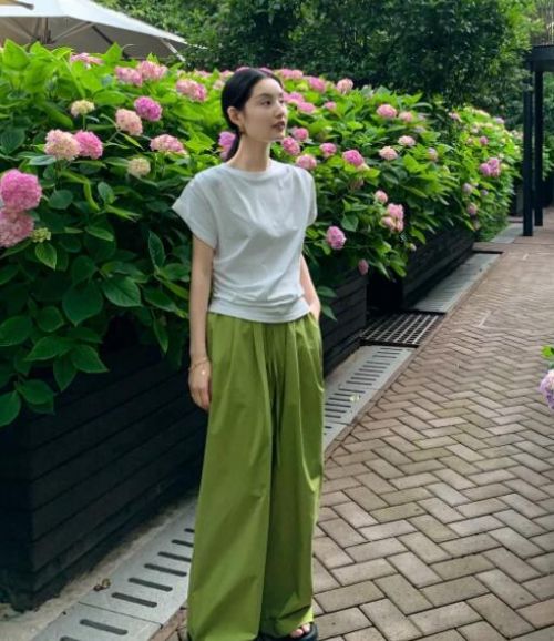 翠绿色裤子配什么颜色上衣最时尚-美派服饰网(图2)