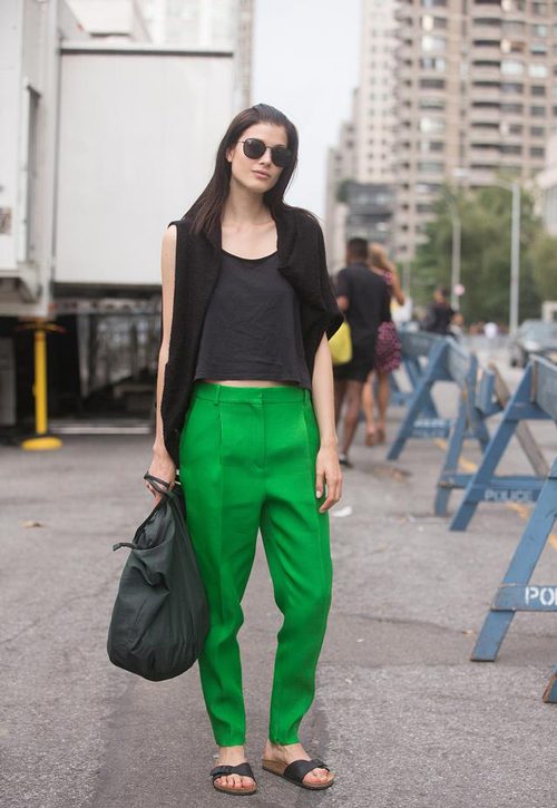 青绿色裤子搭配什么上衣好看?7种时尚配色方案推荐-美派服饰网(图2) 青绿色裤子搭配什么上衣好看?7种时尚配色方案推荐-美派服饰网(图2)