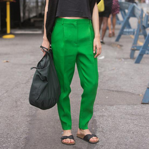 青绿色裤子搭配什么上衣好看？7种时尚配色方案推荐-美派服饰网