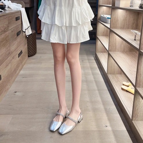 银色鞋子搭配什么颜色衣服最时尚美观-美派服饰网(图2) 银色鞋子搭配什么颜色衣服最时尚美观-美派服饰网(图2)