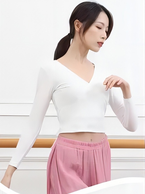 粉红色条纹灯笼裤搭配什么上衣好看?7种时尚穿搭方案-美派服饰网(图3) 粉红色条纹灯笼裤搭配什么上衣好看?7种时尚穿搭方案-美派服饰网(图3)