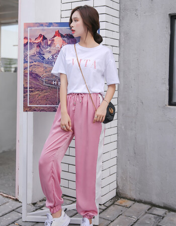 粉红色条纹灯笼裤搭配什么上衣好看?7种时尚穿搭方案-美派服饰网(图1) 粉红色条纹灯笼裤搭配什么上衣好看?7种时尚穿搭方案-美派服饰网(图1)