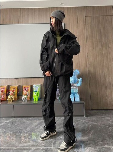 女士冲锋衣搭配什么裤子好看 运动休闲穿搭指南-美派服饰网(图1)