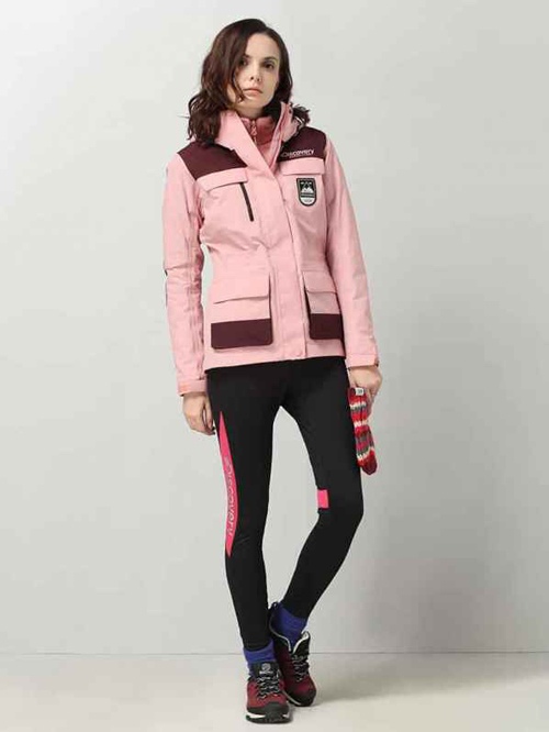 女士冲锋衣搭配什么裤子好看 运动休闲穿搭指南-美派服饰网(图3)