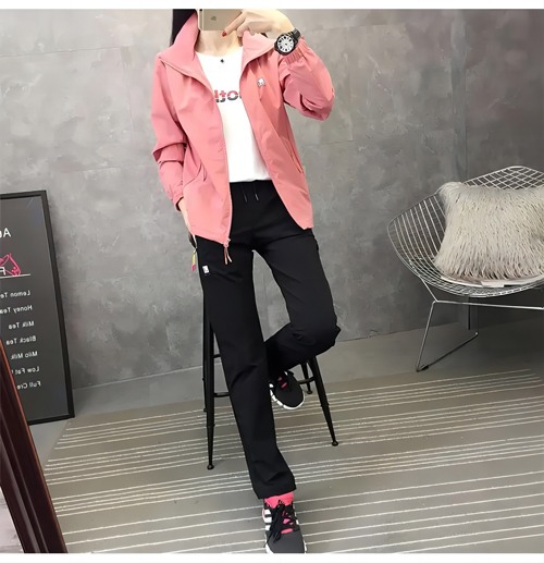 女士冲锋衣搭配什么裤子好看 运动休闲穿搭指南-美派服饰网(图2)