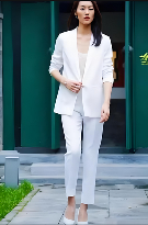 白色皮鞋搭配什么衣服好看【图文】(图2)