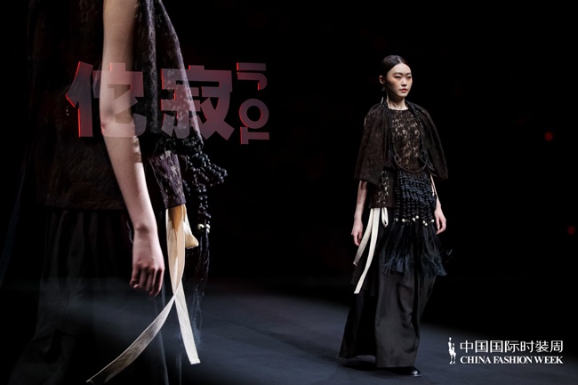 佗寂2025春夏系列发布会：“见空”主题，诠释时光与灵魂的对话(图3)