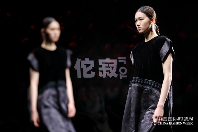 佗寂2025春夏系列发布会：“见空”主题，诠释时光与灵魂的对话(图6)