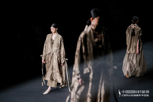 佗寂2025春夏系列发布会：“见空”主题，诠释时光与灵魂的对话(图4)