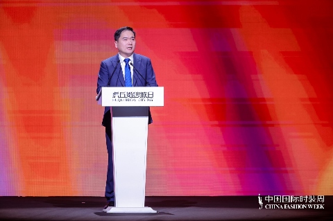 1742601022743437.jpg “虎丘婚纱日”强势登陆中国国际时装周,展现中国婚纱设计力量(图4)