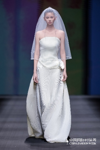 1742601088791322.jpg “虎丘婚纱日”强势登陆中国国际时装周,展现中国婚纱设计力量(图8)