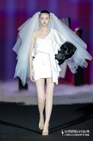 1742601088164588.jpg “虎丘婚纱日”强势登陆中国国际时装周,展现中国婚纱设计力量(图7)