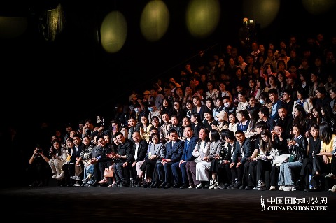 1742600984693615.jpg “虎丘婚纱日”强势登陆中国国际时装周,展现中国婚纱设计力量(图2)