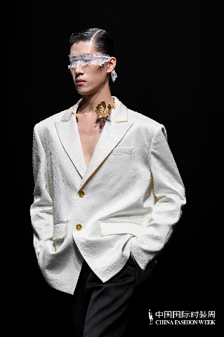 1742601088923194.jpg “虎丘婚纱日”强势登陆中国国际时装周,展现中国婚纱设计力量(图10)