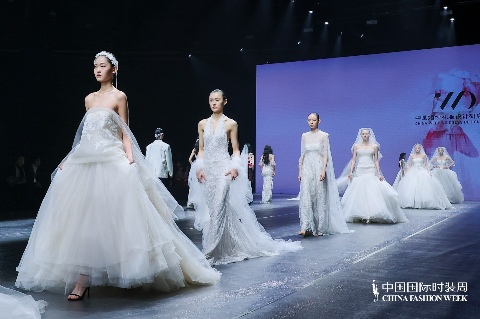 1742601088256900.jpg “虎丘婚纱日”强势登陆中国国际时装周,展现中国婚纱设计力量(图6)