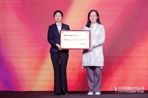 1742601023907864.jpg “虎丘婚纱日”强势登陆中国国际时装周,展现中国婚纱设计力量(图5)