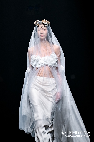 1742601088512811.jpg “虎丘婚纱日”强势登陆中国国际时装周,展现中国婚纱设计力量(图9)