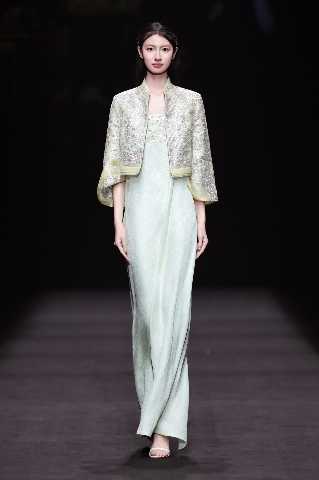 1742601570824498.jpg “虎丘婚纱日”强势登陆中国国际时装周,展现中国婚纱设计力量(图19)