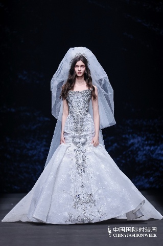 1742602409636829.jpg “虎丘婚纱日”强势登陆中国国际时装周,展现中国婚纱设计力量(图28)