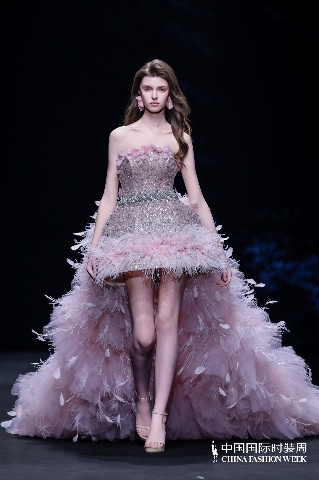 1742602409835763.jpg “虎丘婚纱日”强势登陆中国国际时装周,展现中国婚纱设计力量(图29)