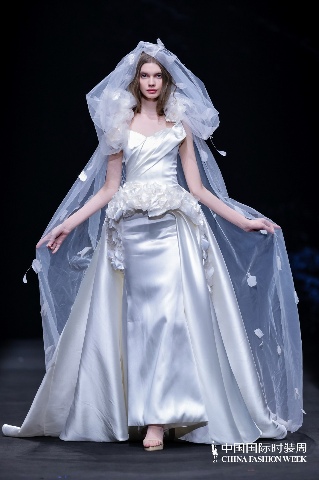 1742602409320096.jpg “虎丘婚纱日”强势登陆中国国际时装周,展现中国婚纱设计力量(图30)
