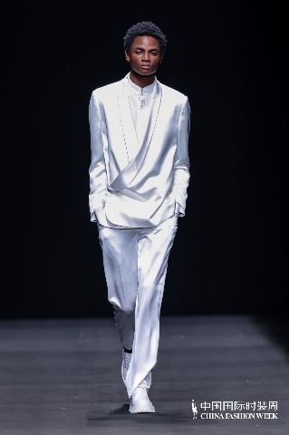 1742602410371765.jpg “虎丘婚纱日”强势登陆中国国际时装周,展现中国婚纱设计力量(图32)