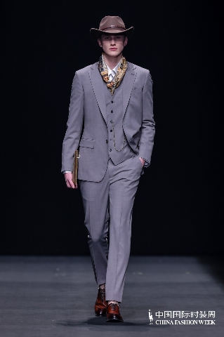 1742602410140655.jpg “虎丘婚纱日”强势登陆中国国际时装周,展现中国婚纱设计力量(图34)