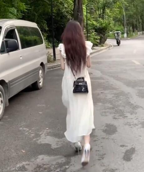 长裙搭配什么鞋子好看?5种经典鞋款打造优雅造型-美派服饰网(图1) 长裙搭配什么鞋子好看?5种经典鞋款打造优雅造型-美派服饰网(图1)