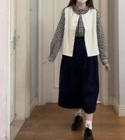 黑白格子衬衣配马甲穿搭指南，打造经典时尚造型-美派服饰网(图1)