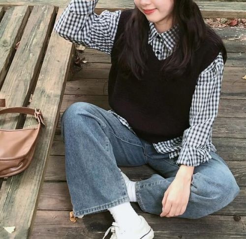 黑白格子衬衣配马甲穿搭指南，打造经典时尚造型-美派服饰网(图2)