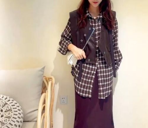 黑白格子衬衣配马甲穿搭指南，打造经典时尚造型-美派服饰网(图4)