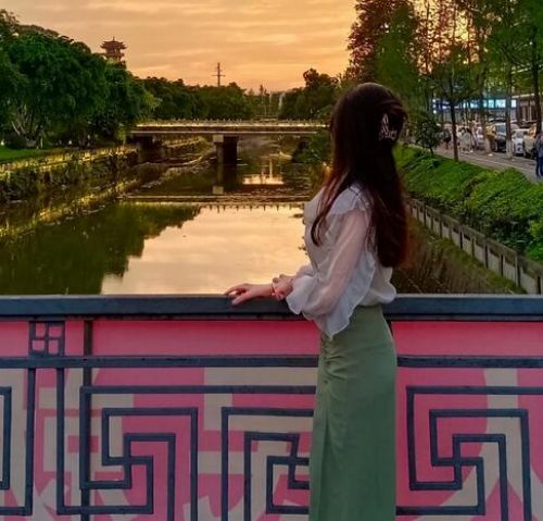 绿色包臀裙搭配指南：打造时尚优雅造型的完美组合-美派服饰网(图3)