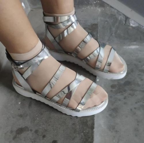 凉鞋配袜子穿搭指南：6种时尚组合展现个性魅力-美派服饰网(图1)