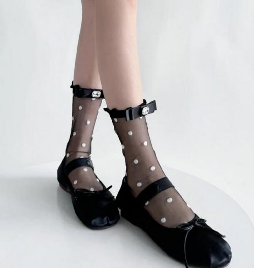 凉鞋配袜子穿搭指南：6种时尚组合展现个性魅力-美派服饰网(图2)