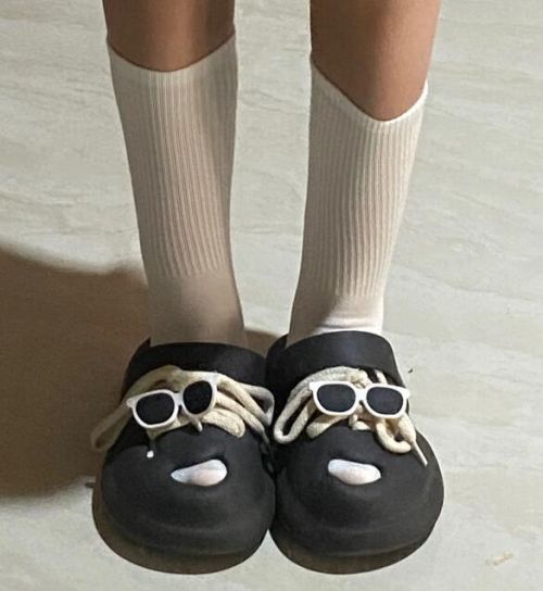 凉鞋配袜子穿搭指南：6种时尚组合展现个性魅力-美派服饰网(图3)