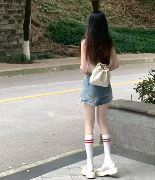 凉鞋配袜子穿搭指南：6种时尚组合展现个性魅力-美派服饰网(图4)