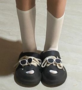 凉鞋配袜子穿搭指南：6种时尚组合展现个性魅力-美派服饰网