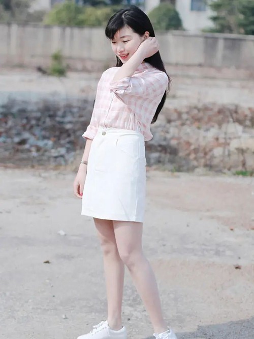 冬季米白色半身裙搭配指南，优雅清新穿搭技巧-美派服饰网(图2)