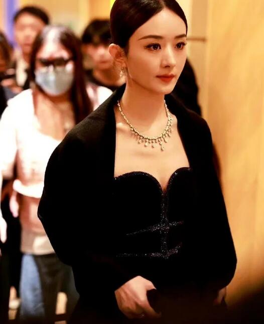 晚礼服披肩搭配技巧：5种材质选择提升优雅气质-美派服饰网(图1)