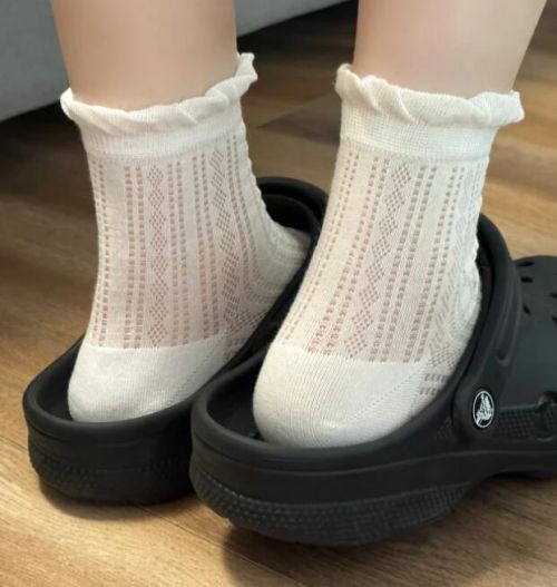 洞洞鞋配袜子穿搭指南:6种时尚组合提升造型感-美派服饰网(图1) 洞洞鞋配袜子穿搭指南:6种时尚组合提升造型感-美派服饰网(图1)