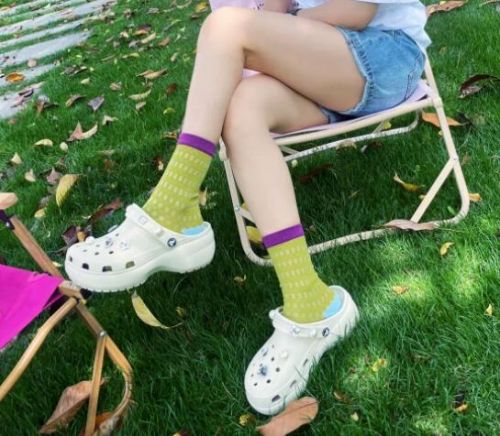 洞洞鞋配袜子穿搭指南:6种时尚组合提升造型感-美派服饰网(图2) 洞洞鞋配袜子穿搭指南:6种时尚组合提升造型感-美派服饰网(图2)