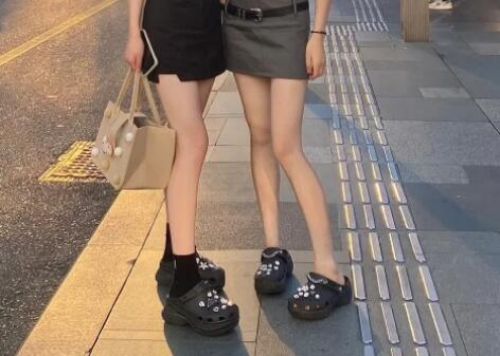 洞洞鞋配袜子穿搭指南:6种时尚组合提升造型感-美派服饰网(图3) 洞洞鞋配袜子穿搭指南:6种时尚组合提升造型感-美派服饰网(图3)