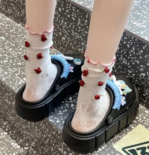 洞洞鞋配袜子穿搭指南:6种时尚组合提升造型感-美派服饰网(图4) 洞洞鞋配袜子穿搭指南:6种时尚组合提升造型感-美派服饰网(图4)